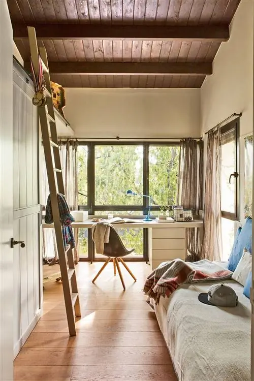 Молодежная спальня с кроватью у стены и деревянным потолком