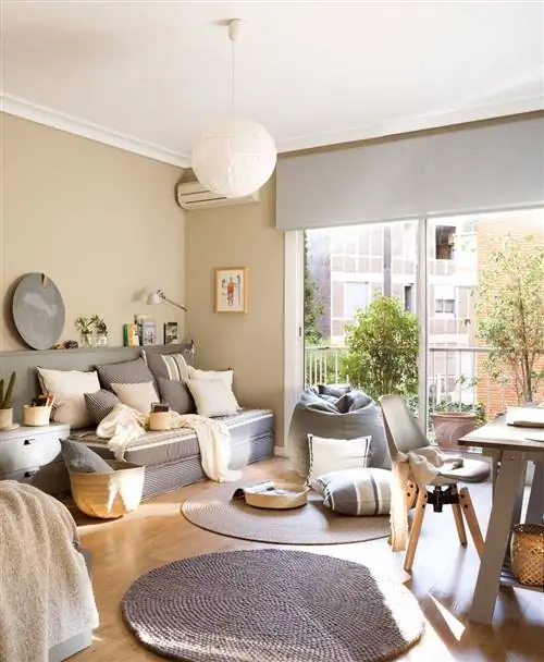 Молодежная спальня с круглыми ковриками, потолочной лампой и диваном-кроватью в серых тонах 00474474