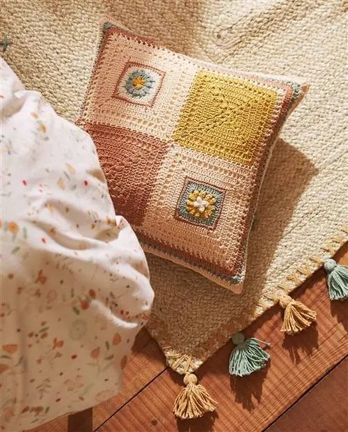 Чехол на подушку в технике пэчворк, связанный крючком