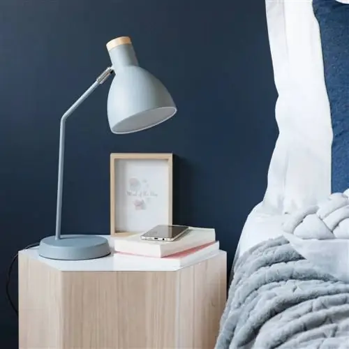 Небесно-голубая настольная лампа из сосны