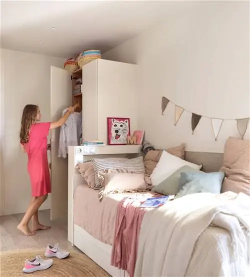 Молодежная спальня с бело-розовым постельным бельем 00488990