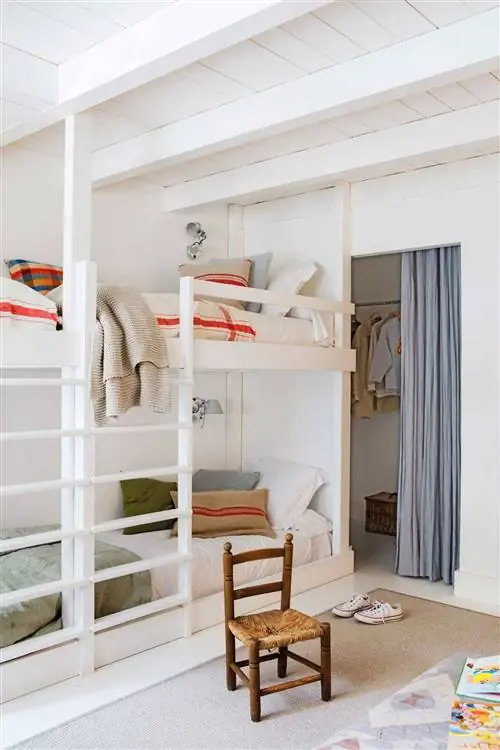 Молодежная спальня с белыми двухъярусными кроватями 00508530