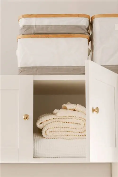 Деталь шкафа над кроватью w00522405