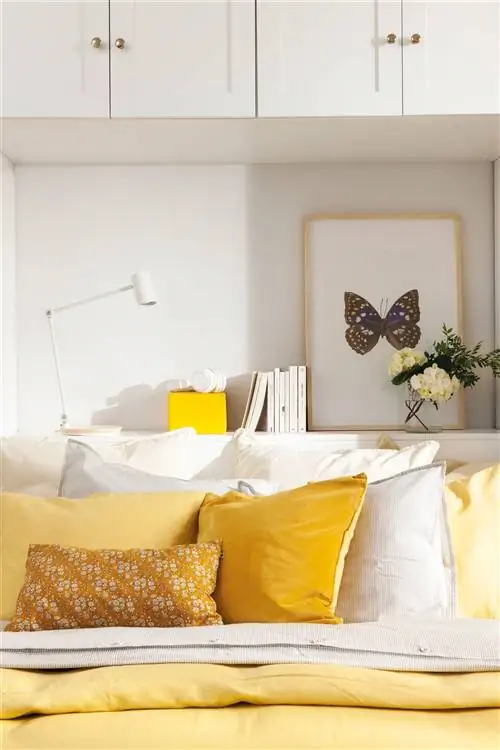 Деталь кровати с желтым постельным бельем W00522398