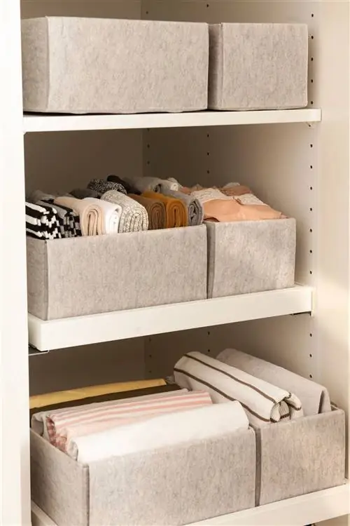 Сложенная одежда в шкафах w00522402