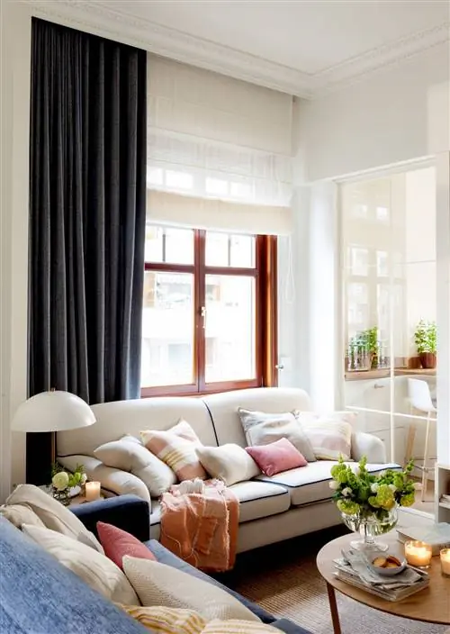 гостиная-с-жалюзи-и-занавеской-на-окне-00505441 O