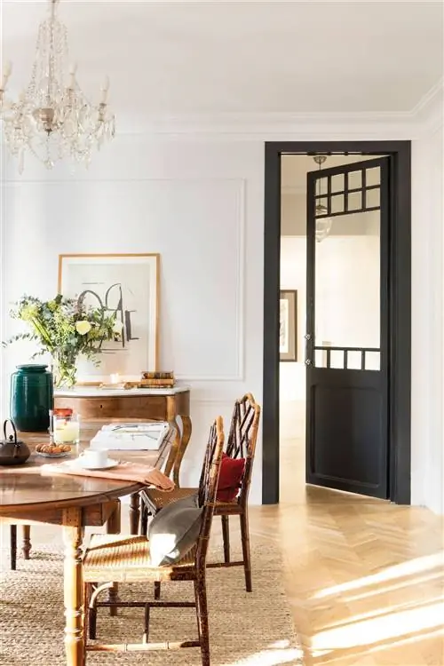 столовая с деревянной мебелью и черными дверями 00498695