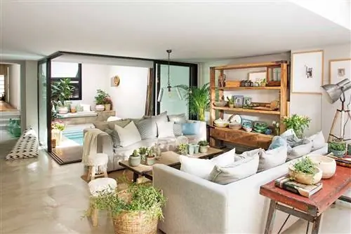 гостиная с огороженной территорией и бассейном во внутреннем дворике_00510461