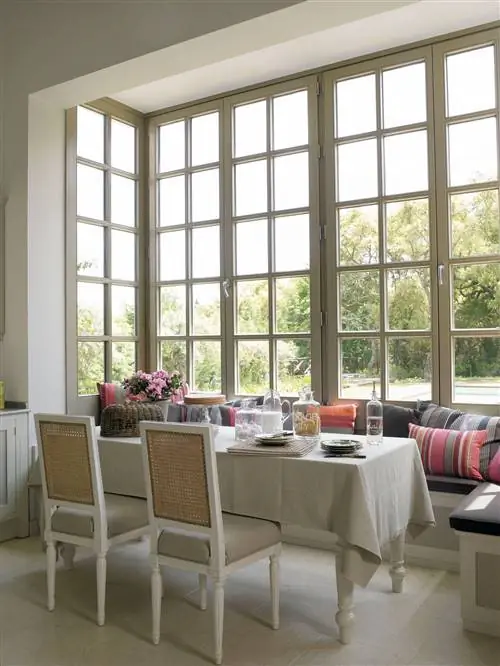 стеклянный корпус со столовой и нестандартной скамейкой_00235526