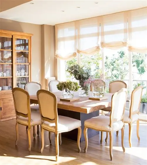 столовая перед ограждением террасы