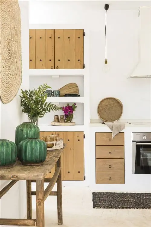 кухня с деревянными шкафчиками и ручками-кольцами 00508678
