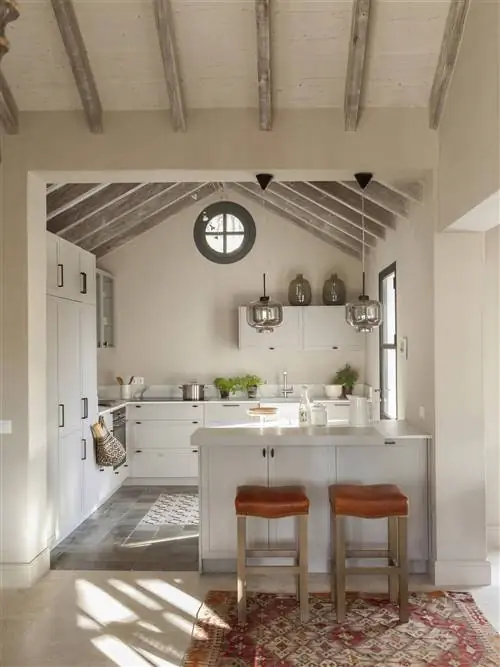 кухня с белыми шкафчиками и разными ручками 00519615