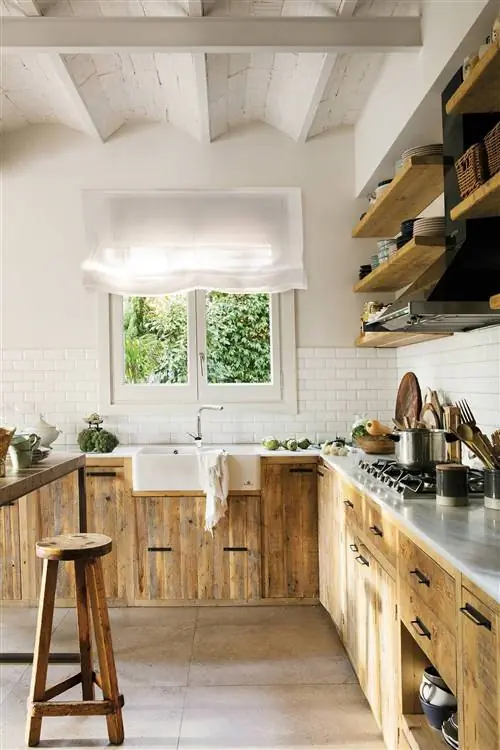 Кухня с деревянными шкафами и ручками типа фурнитуры 00521477