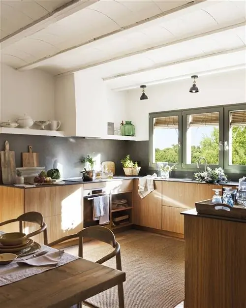 Деревянная кухня и подоконник 00522948