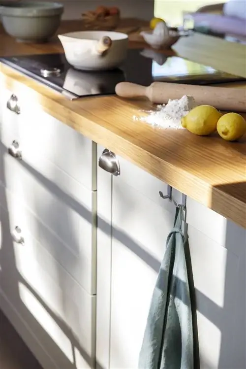 Кухня с белыми шкафчиками и ручками-ракушками 00516939