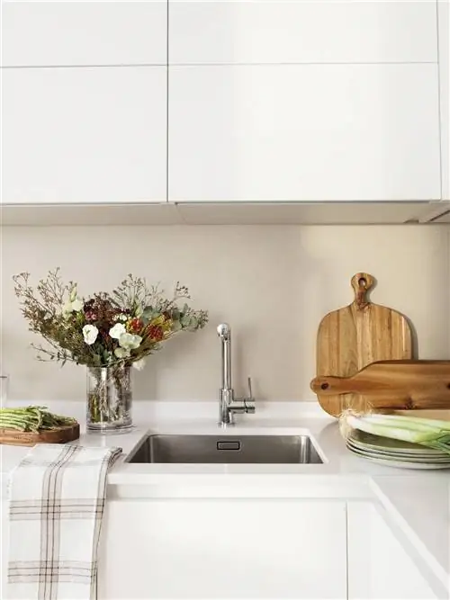 Кухонные белые шкафы с отверстием гола