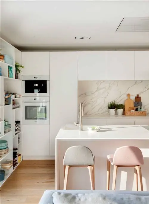 кухня-белая-мебель-мрамор-столешница 00510131 O