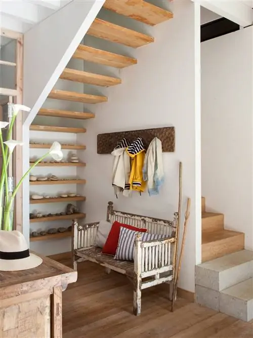 Холл с пространством под лестницей, используемый со скамейкой и вешалкой_0371306 Обь