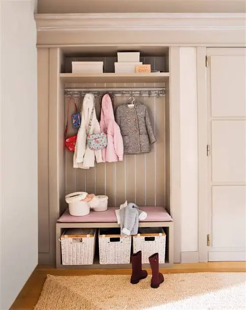 Холл со скамейкой и вешалкой, встроенной в нишу_00448878