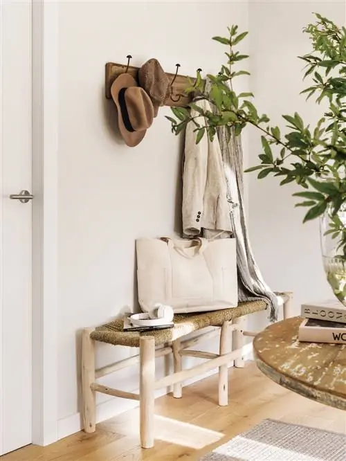 Прихожая с вешалкой и скамьей_00513006