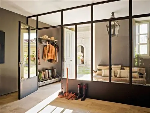 прихожая со стальной и стеклянной перегородкой 349286