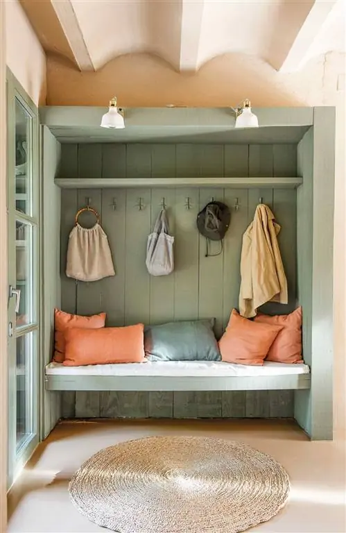 Прихожая с деревянной конструкцией, окрашенной в зеленый цвет, со скамейкой и вешалками_00515317