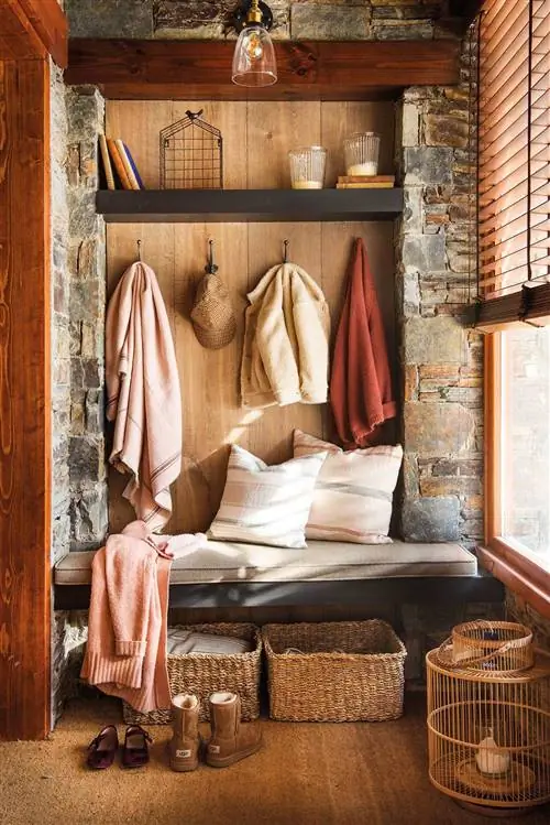 Прихожая в горном доме с подвесной скамейкой, полкой и вешалками_00488714