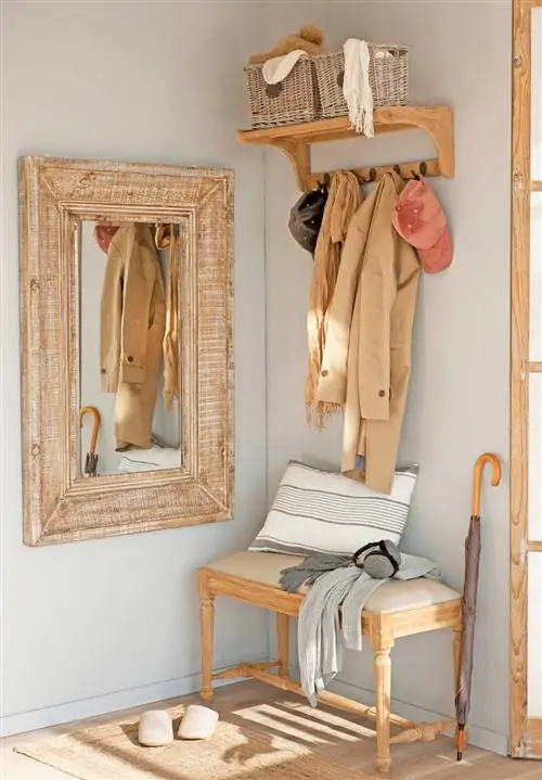 Прихожая с классической скамейкой и деревянной вешалкой_00454888