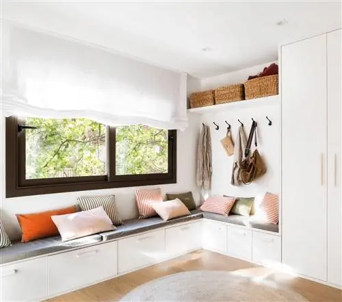 Прихожая с Г-образной скамейкой и мебелью для хранения уличной одежды_00511779