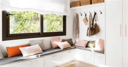 Работающие комбинации: прихожие со скамейкой и вешалкой