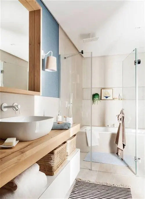 ванная комната с ванной и душем и деревянной мебелью 00506994