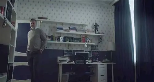 Сцена из сериала Нетфликс Малышка с мебелью ИКЕА