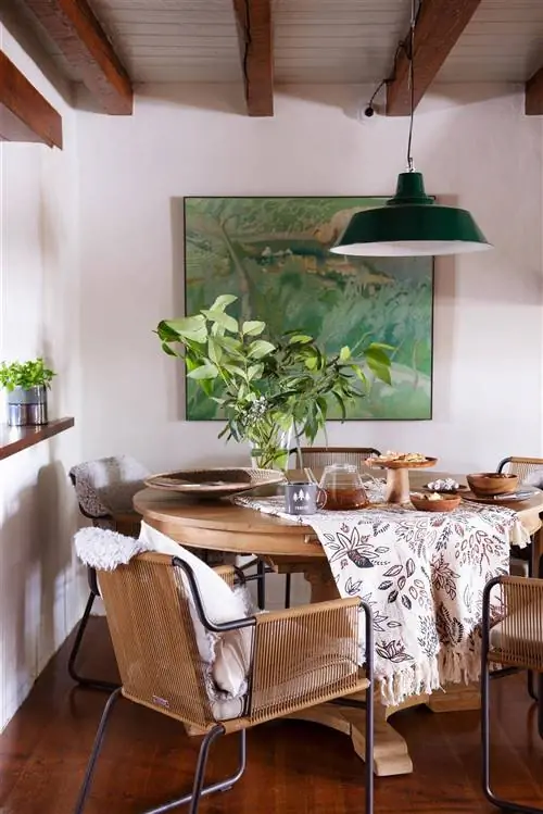 столовая с деревянным столом, металлическими и веревочными сулласами и картиной на стене 00520091_O