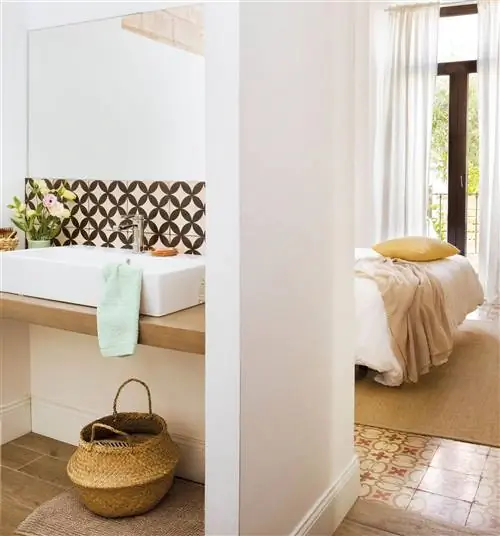 ванная комната с гидравлической плиткой в раковине