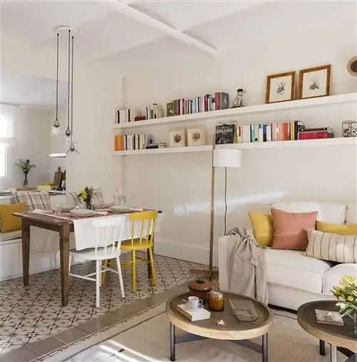 маленькие столовые со скамейкой и цветными стульями 00480696