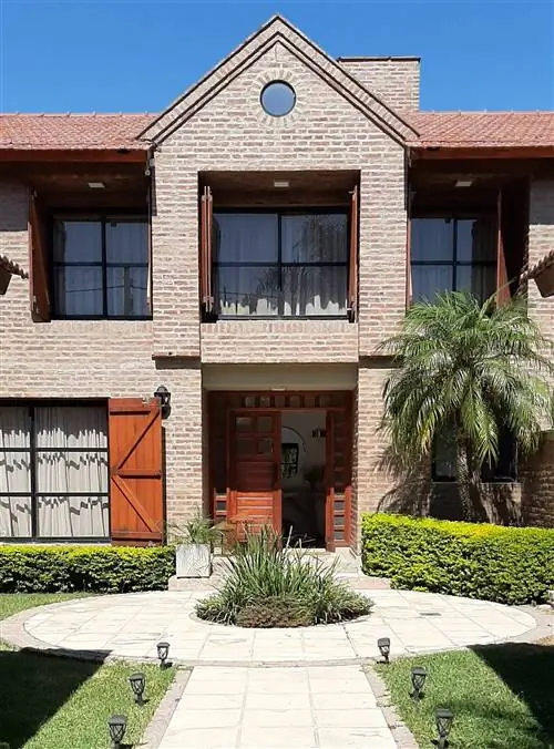 Фасад читальни Росио Аменгуаль