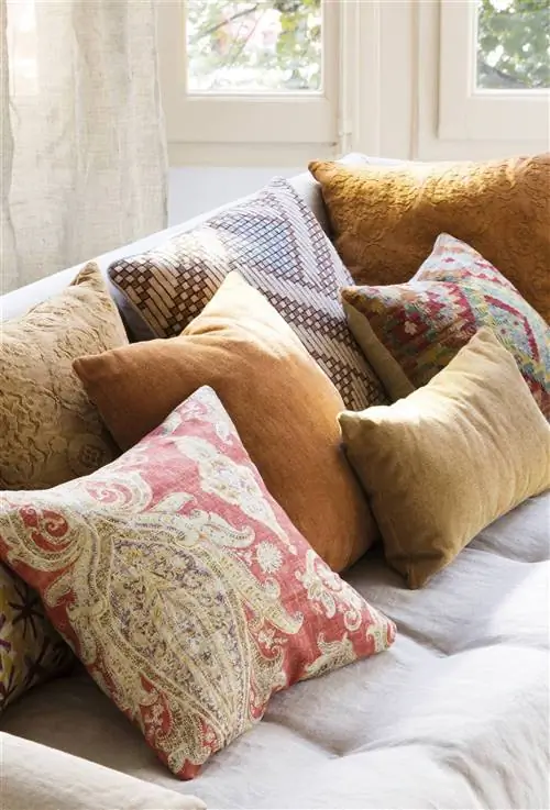 деталь дивана с узорчатыми подушками