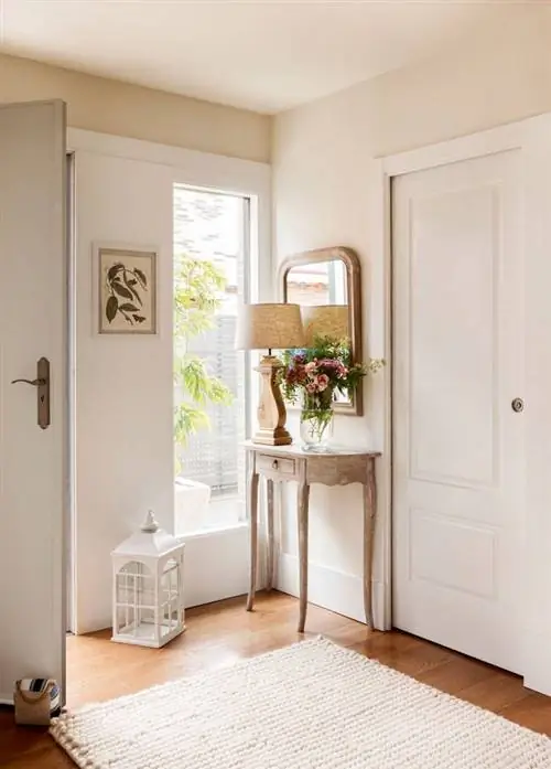 зал-с-паркетным-полом-и-шерстяным-ковром-и-консолью-с-настольной-лампой-00412793 13c3cca6