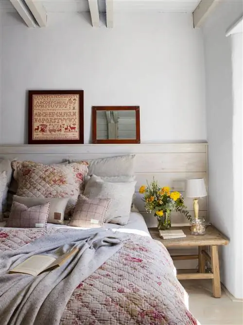 кровать с покрывалом из розовых цветов 00469321