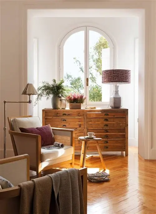 8 гостиная-с-двумя-креслами-тумбочкой-из-дерева-и-галереей-с-комодой-винтаж-из-дерева 371970 b7e30f47