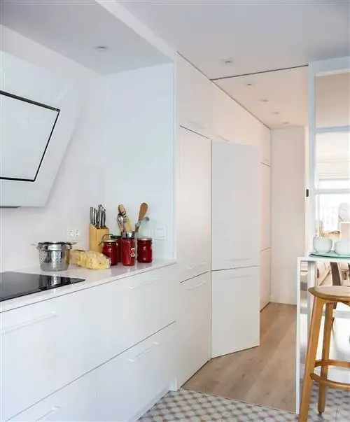 Белая кухня со встроенной техникой и белой вытяжкой_00497501 O