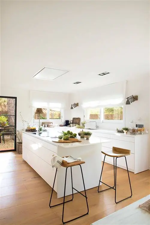 Большая, белая и минималистичная кухня с островом_00480346