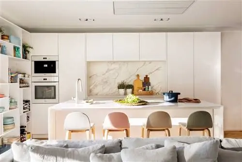 Большая белая кухня с выходом в гостиную_00510107