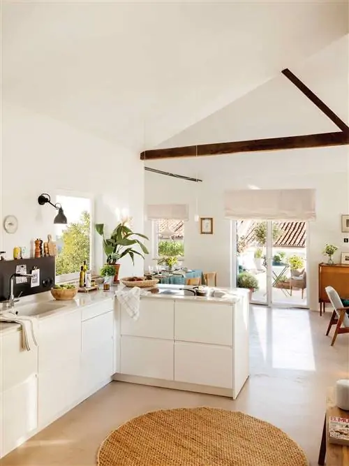 Белая кухня, переходящая в столовую_00500665