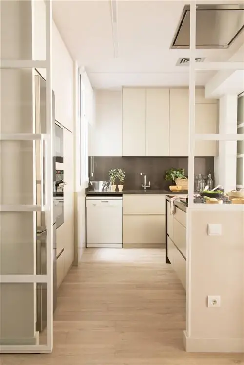 Кухня с мебелью до бежевого потолка_491951