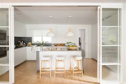 Белая кухня с белыми раздвижными стеклянными дверцами_00513232 O