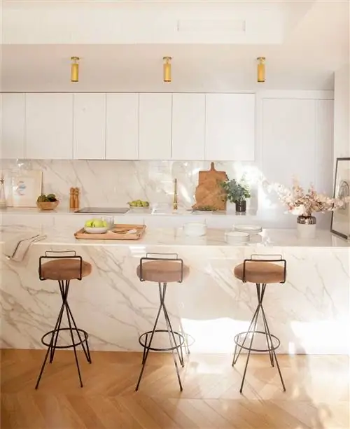 Белая кухня с островом, покрытым фарфором, имитирующим мрамор_00501881