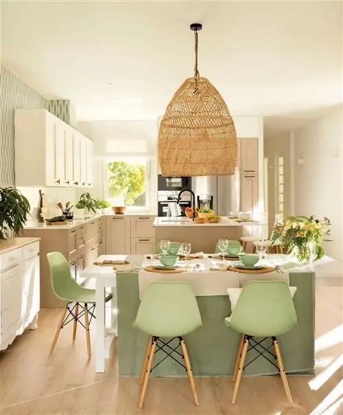 Столовая с выходом на кухню с зелеными стульями от Vitra 00531761