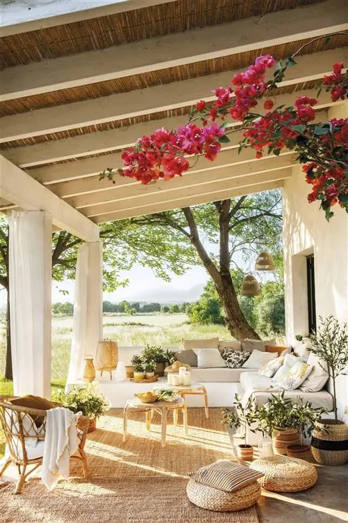 Веранда Ikea при дневном свете с диванами, подушками, креслами и пуфами 00526056