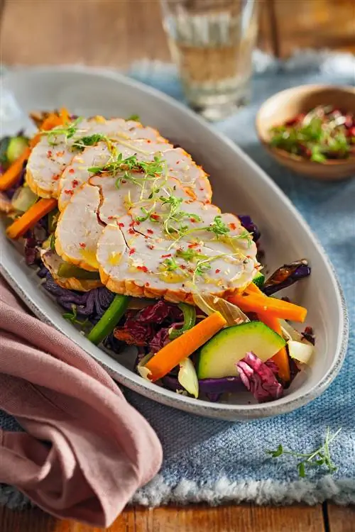 Здоровые обеды с индейкой и овощами.
